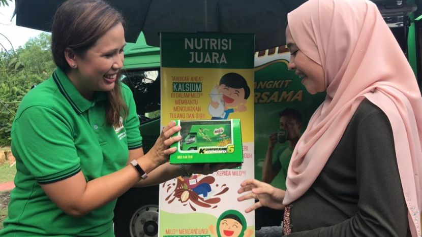 Tak sia-sia kejar! Ibu hamil sebak tengok trak hijau depan 