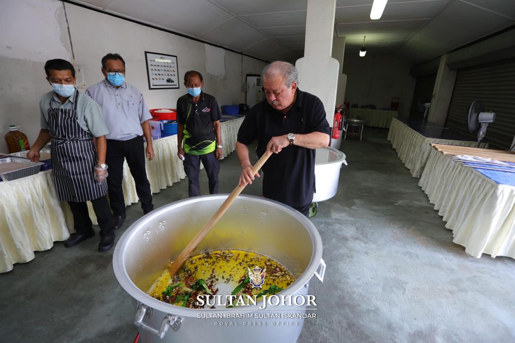 Sultan Johor memasak sendiri bubur lambuk untuk diedarkan ...