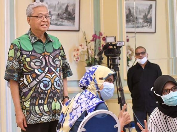  Baju  Unik DATUK SERI ISMAIL  SABRI  Tarik Perhatian Menteri 