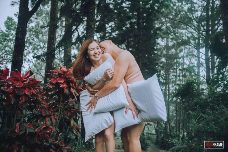  Tutup dengan  bantal je  Fotosh0t  Pre  Wedding   Unik 